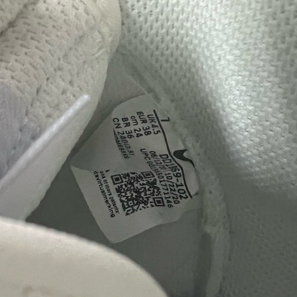 Nike Dunks - Picture 4 of 6